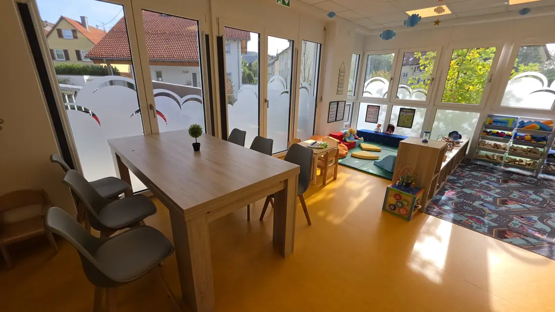Essbereich mit Tisch und Stühlen